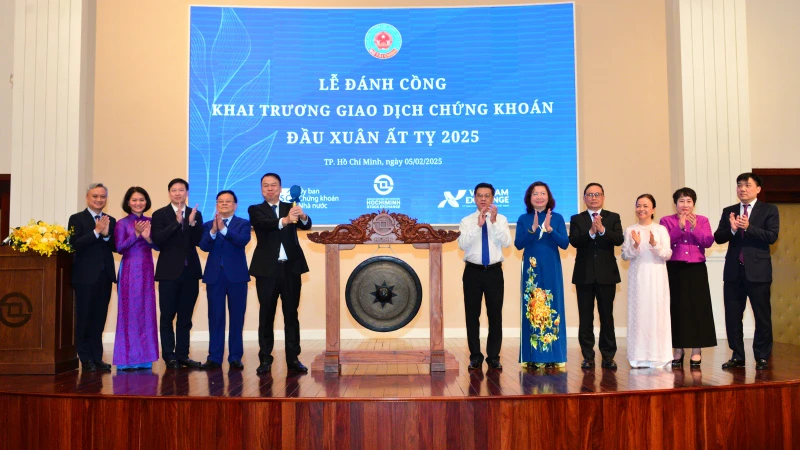Ông Nguyễn Đức Chi, Thứ trưởng Bộ Tài chính cùng các đại biểu đánh cồng khai trương giao dịch chứng khoán đầu xuân.