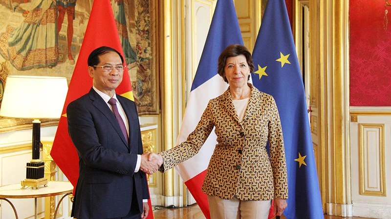 Bộ trưởng Ngoại giao Bùi Thanh Sơn và Bộ trưởng châu Âu và Ngoại giao Pháp Catherine Colonna. (Ảnh: KHẢI HOÀN)