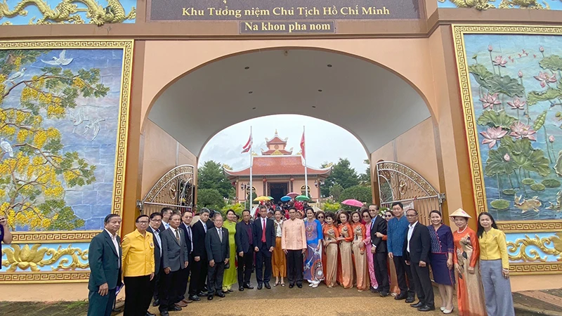 Các đại biểu chụp ảnh tại Khu Tưởng niệm Chủ tịch Hồ Chí Minh ở tỉnh Nakhon Phanom.