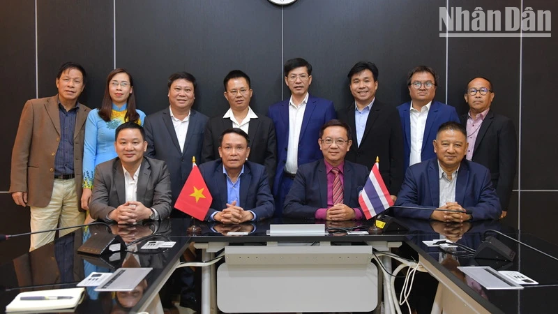 Đoàn công tác Hội Nhà báo Việt Nam chụp ảnh lưu niệm cùng đoàn Hội Nhà báo Thái Lan. (Ảnh: ĐINH TRƯỜNG)