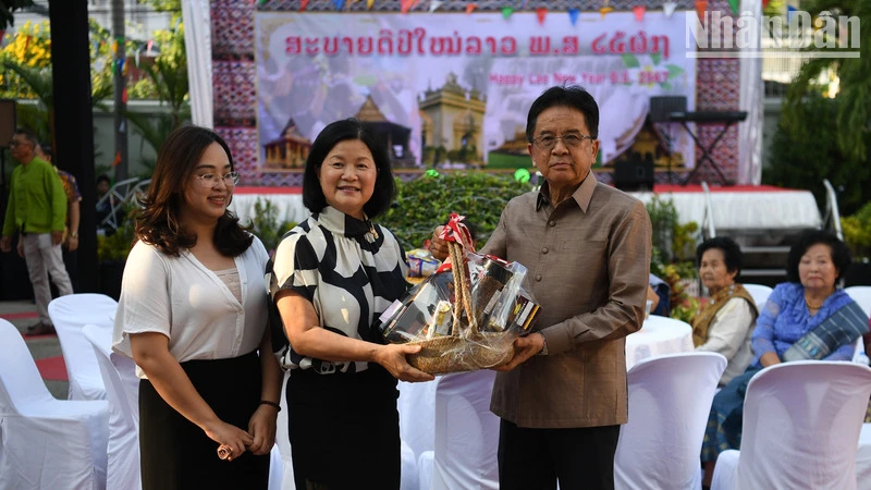 Đại biện lâm thời Bùi Thị Huệ trao lẵng quà chúc Tết cổ truyền Bunpimay tặng Đại sứ Lào Khamphan Anlavan, chiều 6/4. Ảnh: XUÂN SƠN