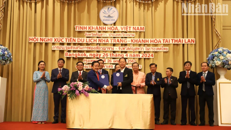 Hiệp hội Du lịch Nha Trang ký kết Biên bản hợp tác phát triển du lịch với các Hiệp hội Du lịch Thái Lan. (Ảnh: ĐINH TRƯỜNG)