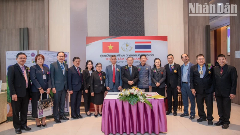 Các đại biểu tham dự lễ khai trương Trung tâm Việt Nam học tại Khon Kaen. (Ảnh: Tổng Lãnh sự quán Việt Nam tại Khon Kaen)