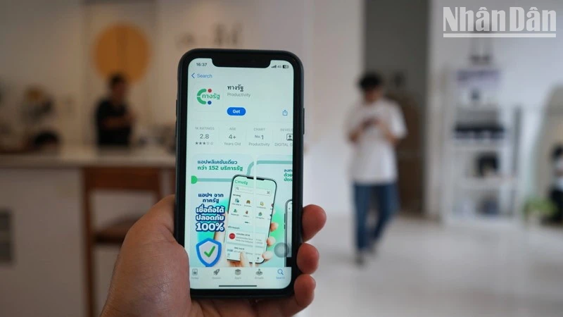 Theo Chính phủ Thái Lan, chỉ trong nửa ngày đầu mở đăng ký, hơn 10,5 triệu người đã nộp đơn qua ứng dụng Thang Rath để xin hỗ trợ 10.000 baht thông qua ví kỹ thuật số. (Ảnh: ĐINH TRƯỜNG)
