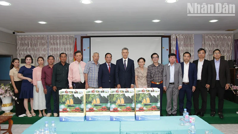 Đại sứ Việt Nam tại Campuchia Nguyễn Minh Vũ đến chúc Tết Hội Khmer-Việt Nam tại Campuchia.