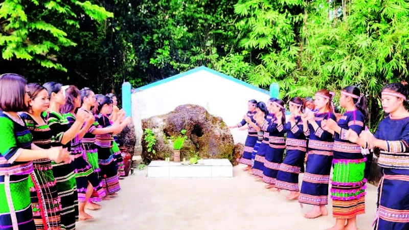 Một tiết mục múa được biểu diễn trong khuôn viên Miếu Thần Đá dịp phục dựng Lễ cúng Thần Đá vào cuối năm 2024.