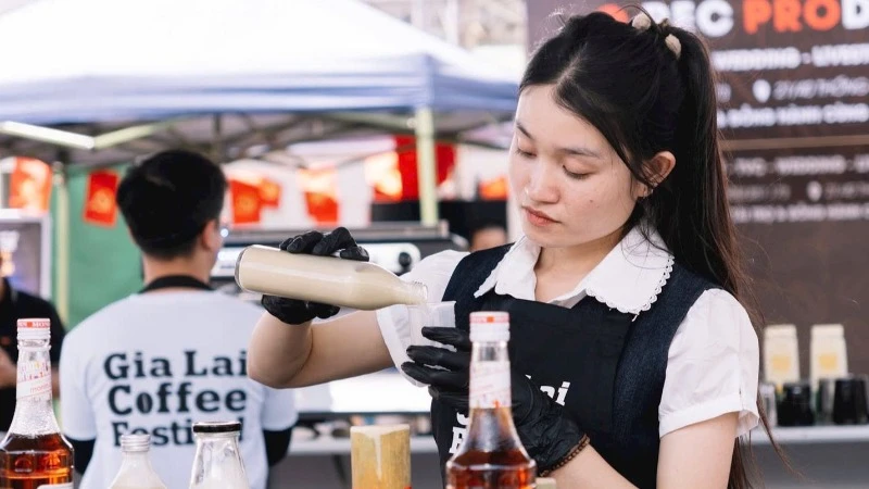 Barista sáng tạo, kể nên câu chuyện cà-phê tại Gia Lai Coffee Festival 2025.