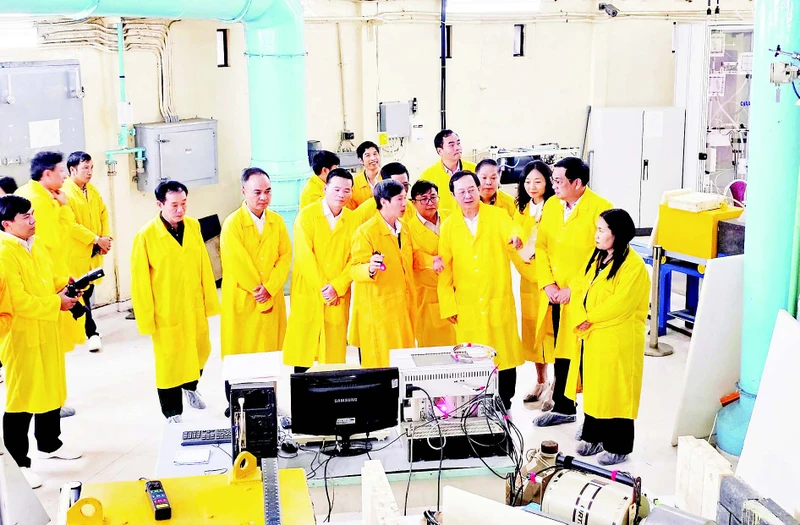 Lãnh đạo Trung ương và chuyên gia tham quan lò phản ứng hạt nhân Đà Lạt.