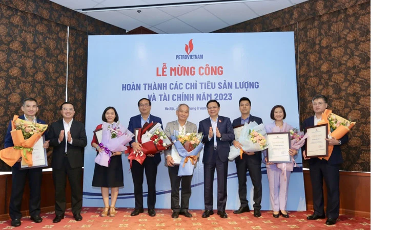 Lãnh đạo PVN tôn vinh, khen thưởng các ban chuyên môn Tập đoàn.