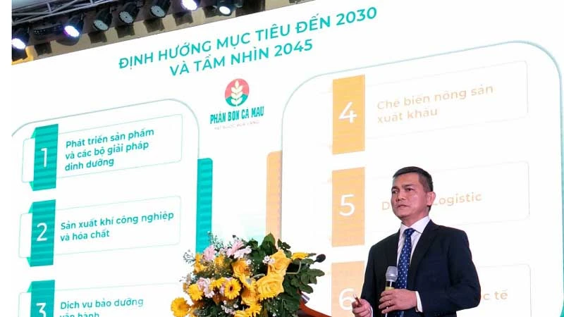 Bí thư Đảng ủy, Tổng Giám đốc PVCFC Văn Tiến Thanh báo cáo tại hội nghị tổng kết năm 2023.