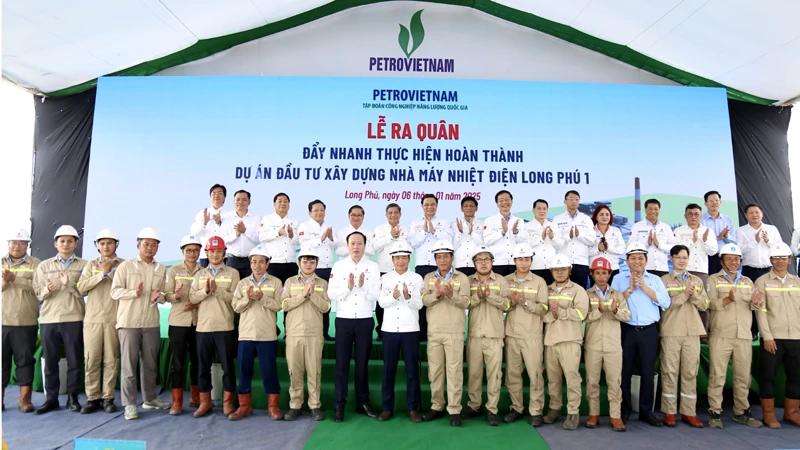 Lãnh đạo các địa phương và Petrovietnam chụp ảnh với người lao động tại lễ ra quân tại dự án Nhà máy Nhiệt điện Long Phú 1 