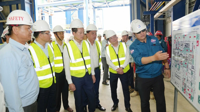 Chủ tịch Hội đồng thành viên Petrovietnam Lê Mạnh Hùng cùng lãnh đạo tỉnh Đồng Nai kiểm tra tiến độ thực hiện dự án Nhà máy điện Nhơn Trạch 3&4