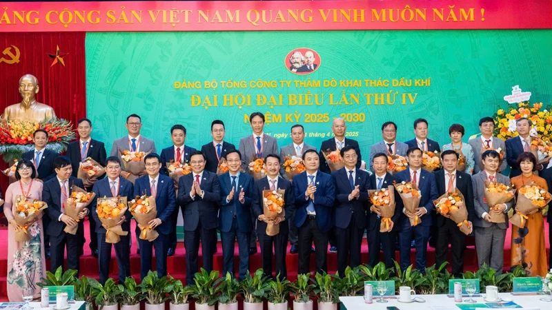 Lãnh đạo Petrovietnam chụp ảnh cùng Ban chấp hành Đảng bộ Tổng công ty Thăm dò khai thác dầu khí nhiệm kỳ 2025-2030.