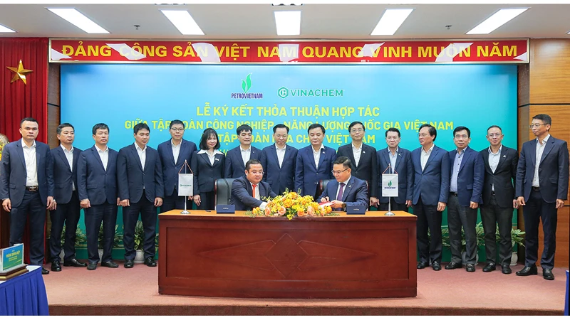 Petrovietnam và Vinachem ký hợp tác toàn diện tận dụng thế mạnh riêng mỗi bên và tạo hiệu ứng cộng hưởng, nâng cao hiệu quả hoạt động sản xuất kinh doanh.