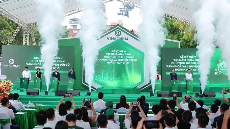 Các đại biểu thực hiện nghi thức bấm nút ra mắt bộ sản phẩm hàng tiêu dùng Vinachem và dàn giao dịch thương mại điện tử VinachemMart