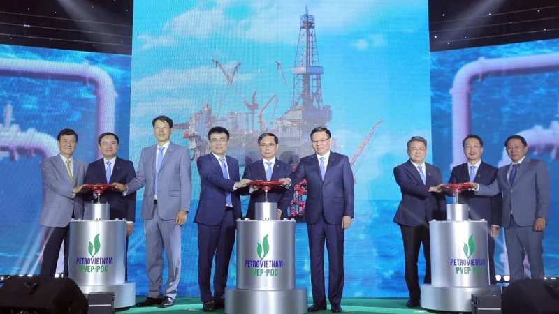 Lãnh đạo Chính phủ, Petrovietnam, PVEP, PVEP-POC thực hiện nghi thức đón dòng dầu thương mại đầu tiên từ Dự án phát triển mỏ Đại Hùng giai đoạn 3.