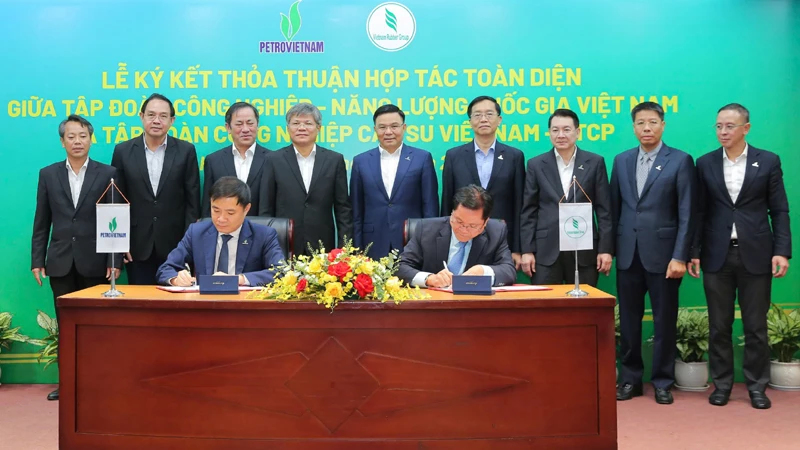 Tổng Giám đốc Petrovietnam Lê Ngọc Sơn và Tổng Giám đốc VRG Lê Thanh Hưng ký kết thỏa thuận hợp tác toàn diện giữa hai tập đoàn.