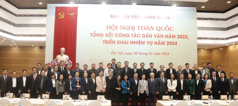 Các đại biểu chụp ảnh lưu niệm tại hội nghị.