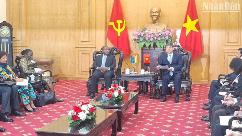 Đại diện lãnh đạo Học viện Chính trị quốc gia Hồ Chí Minh tiếp Tổng thống Filipe Jacinto Nyusi và đoàn cán bộ cấp cao nước Cộng hòa Mozambique.