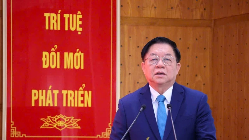 Đồng chí Nguyễn Trọng Nghĩa, Ủy viên Bộ Chính trị, Bí thư Trung ương Đảng, Trưởng Ban Tuyên giáo và Dân vận Trung ương phát biểu ý kiến tại buổi làm việc với Nhà xuất bản Chính trị quốc gia Sự thật.