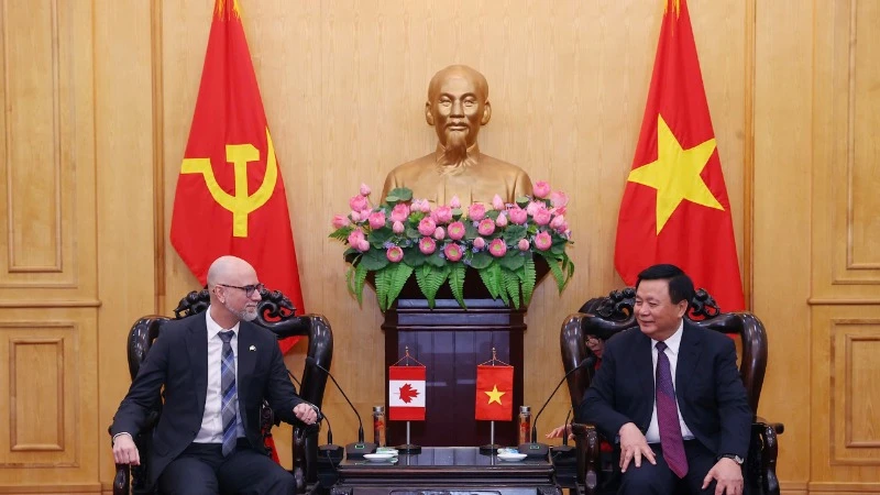 Đồng chí Nguyễn Xuân Thắng, Ủy viên Bộ Chính trị, Giám đốc Học viện Chính trị quốc gia Hồ Chí Minh, Chủ tịch Hội đồng Lý luận Trung ương tiếp và làm việc với ngài Đại sứ đặc mệnh toàn quyền Canada tại Việt Nam Shawn Perry Steil. 
