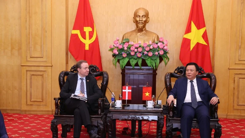 Đồng chí Nguyễn Xuân Thắng, Ủy viên Bộ Chính trị, Giám đốc Học viện Chính trị quốc gia Hồ Chí Minh, Chủ tịch Hội đồng Lý luận Trung ương làm việc với đoàn đại biểu cấp cao của Ủy ban Chính sách Đối ngoại Quốc hội Đan Mạch do ngài Michael Aastrup Jensen, Chủ tịch Đảng Tự do, Chủ nhiệm Ủy ban Chính sách Đối ngoại Quốc hội Đan Mạch làm Trưởng đoàn. 