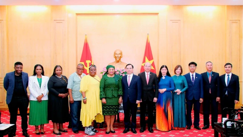 Đồng chí Dương Trung Ý, Phó Giám đốc Học viện Chính trị quốc gia Hồ Chí Minh tiếp và làm việc với đồng chí Nomvula Mokonyane, Phó Tổng thư ký thứ nhất Đảng Đại hội dân tộc Phi (ANC), Nam Phi.