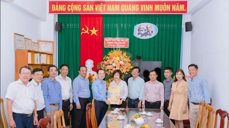 Bí thư Thành ủy Cần Thơ Nguyễn Văn Hiếu và các đại biểu thăm, chúc mừng cán bộ, phóng viên Báo Nhân Dân.