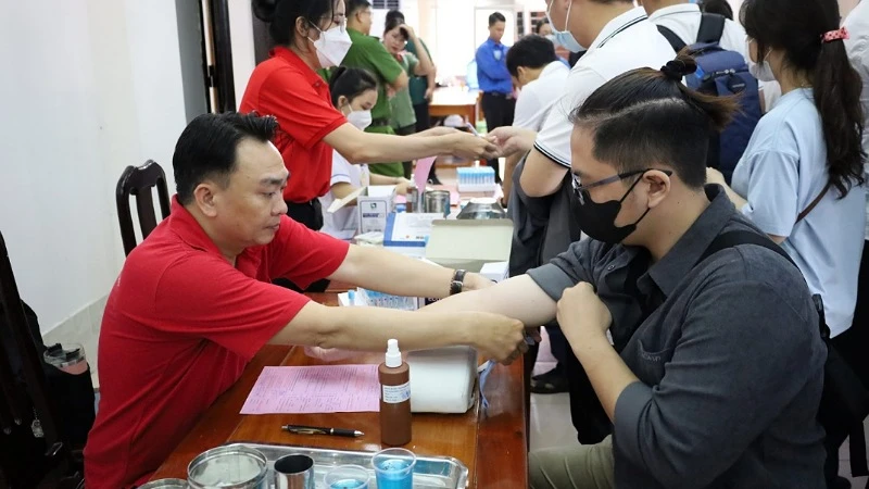 Nhân viên Viện Huyết học – Truyền máu Trung ương tiếp nhận máu từ người hiến máu.