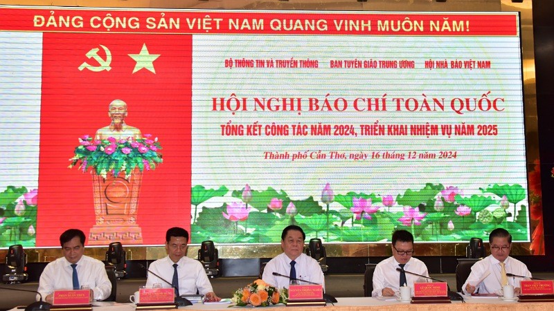 Các đồng chí chủ trì hội nghị và lãnh đạo thành phố Cần Thơ.