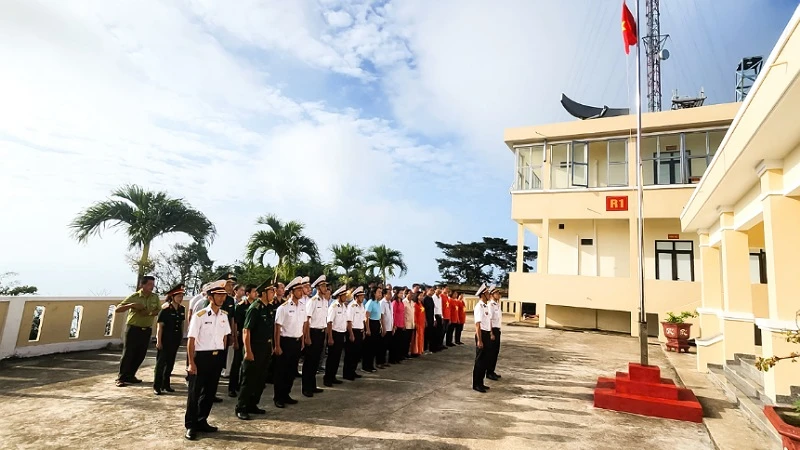 Đoàn đại biểu các tỉnh, thành phố phía nam, doanh nghiệp và cơ quan báo chí chào cờ đầu năm cùng các lực lượng đóng quân trên đảo Hòn Khoai.