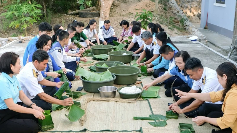 Đoàn đại biểu cùng cán bộ, chiến sĩ và nhân dân trên đảo Nam Du gói bánh chưng đón Tết sớm. 