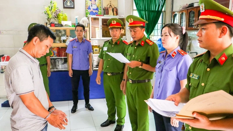 Khởi tố vụ án, khởi tố bị can giả danh công an, lừa đảo chiếm đoạt tài sản tại huyện Vĩnh Thạnh.