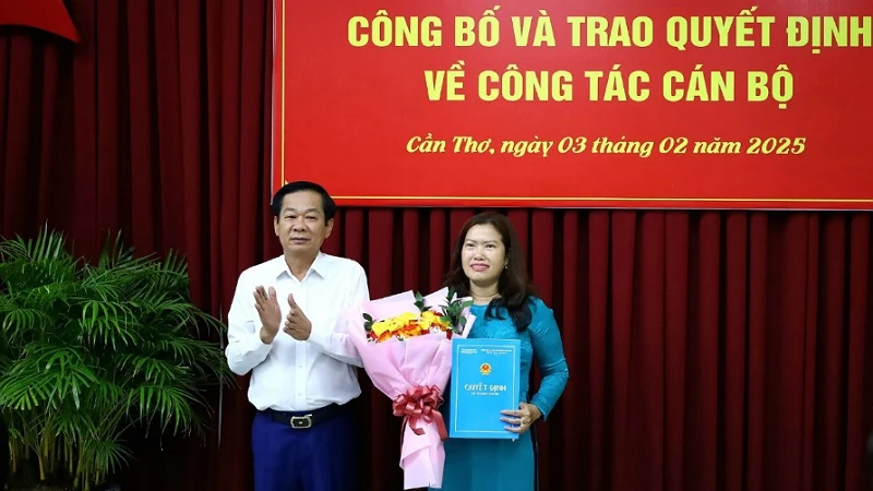 Lãnh đạo Thành ủy Cần Thơ trao quyết định cho bà Nguyễn Thị Ngọc Điệp.