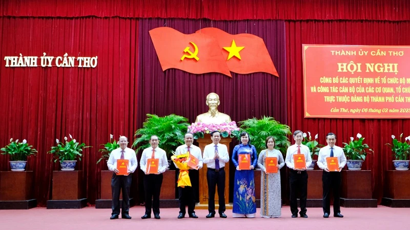 Lãnh đạo thành phố Cần Thơ trao quyết định cho các đồng chí mới được bổ nhiệm.