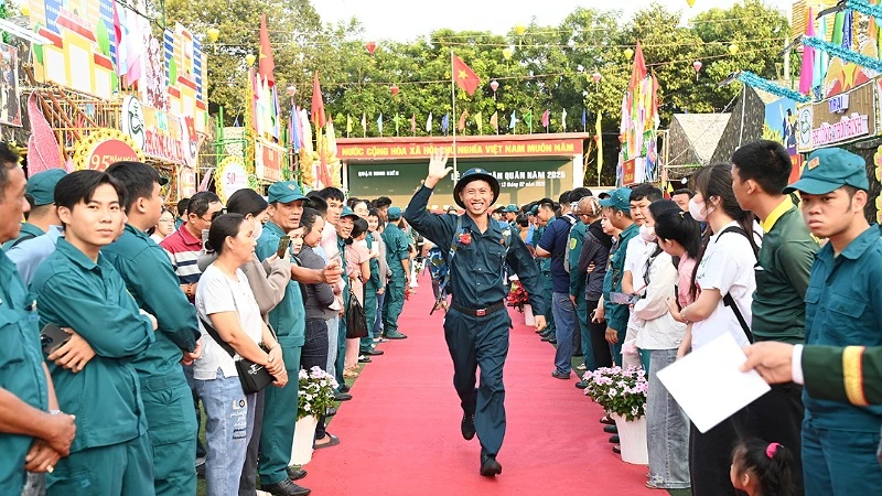Không khí phấn khởi của các tân binh ngày nhập ngũ.