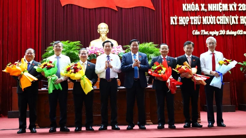 Lãnh đạo thành phố Cần Thơ chúc mừng các đồng chí nhận nhiệm vụ mới.