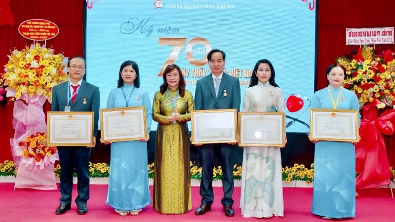 Lãnh đạo Trường đại học Y Dược Cần Thơ trao danh hiệu Thầy thuốc ưu tú cho các cá nhân.
