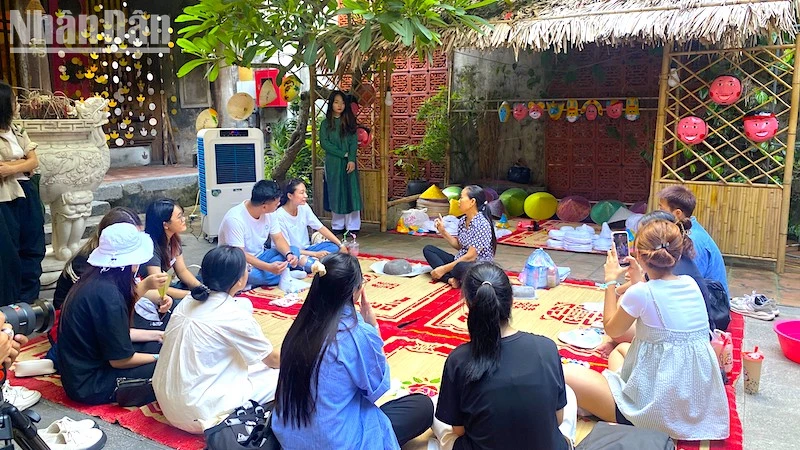 Sự kiện “Một trường trăng trong” dịp Tết Trung thu 2023 đã giới thiệu các làng nghề làm đồ chơi dân gian 