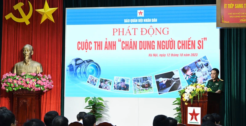 Đại tá Ngô Anh Thu, Phó Tổng Biên tập Báo Quân đội nhân dân phát biểu phát động cuộc thi. (Ảnh: Trường Giang)