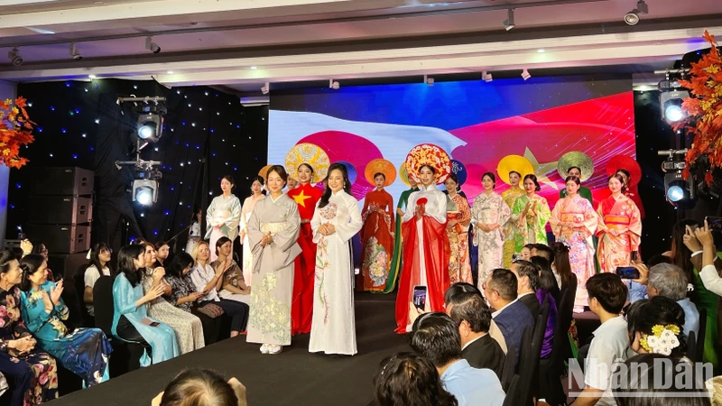 Màn trình diễn tôn vinh vẻ đẹp văn hoá qua áo dài Việt Nam và kimono Nhật Bản