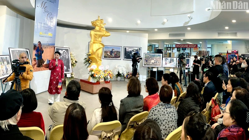 Triển lãm thu hút nhiều văn nghệ sĩ, đại diện tổ chức văn hóa-ngoại giao, người dân và du khách. 