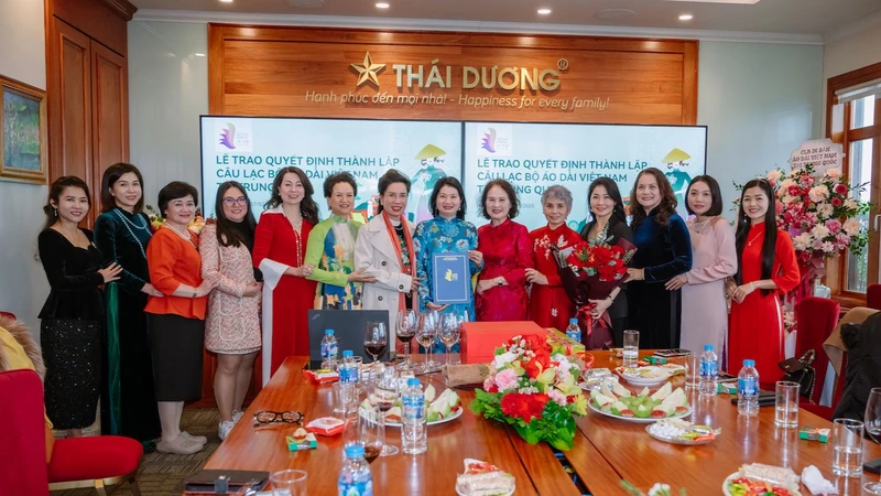 Câu lạc bộ Di sản áo dài Việt Nam tại Trung Quốc được thành lập trong không khí phấn khởi đầu xuân mới.