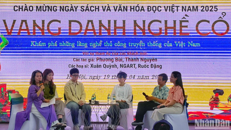 Nhóm tác giả và họa sĩ giao lưu với khán giả tại sự kiện.