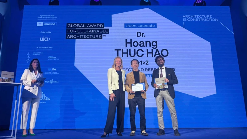 Kiến trúc sư Hoàng Thúc Hào (đứng giữa) nhận Giải thưởng Kiến trúc bền vững toàn cầu 2025. (Ảnh: Hội Kiến trúc sư Việt Nam)