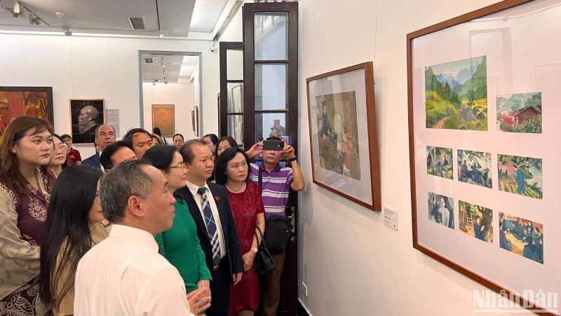 Các đại biểu và khách tham quan triển lãm sáng 16/5.