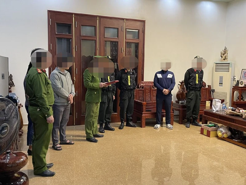 Cơ quan điều tra khám xét nhà đối tượng Trần Đức Dương. 
