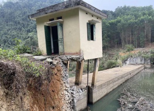 Tường cánh hồ bị hư hỏng nặng.