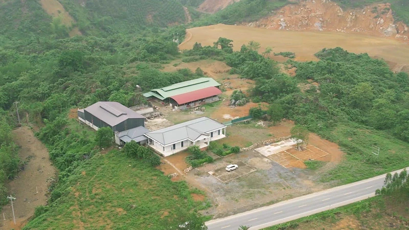 Khu nhà trụ sở và chăn nuôi được công ty đầu tư xây dựng tại xã Quảng Chu, huyện Chợ Mới.