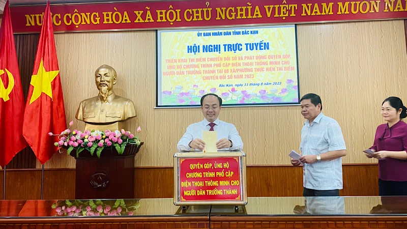 Các đại biểu tham dự lễ phát động quyên góp, ủng hộ cho chương trình. 